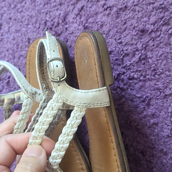 2 Pairs of Thong Sandals - Picture 5 of 8